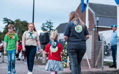 Bloemen leggen bij het nieuwe monument